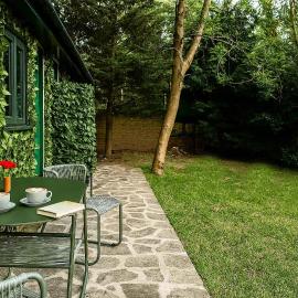Restful Break 2 BR Woods Cottage 2 Acre Garden gated free Parking