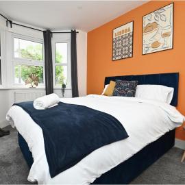 Spacious for Families 5 Bedroom Home- Free WiFi - Parking