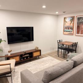 Modern 2 Bedroom Suite 15mins from Airport Sleeps 4
