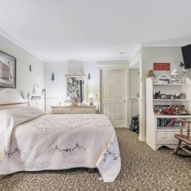Quiet Getaway with Queen Bed & Wi-Fi, hótel í Clarks Summit