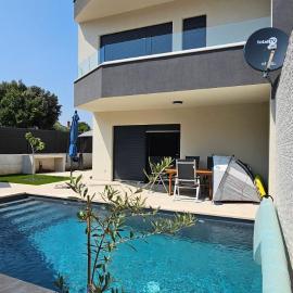 Villa Lina Sea Breeze, hotel in Ližnjan