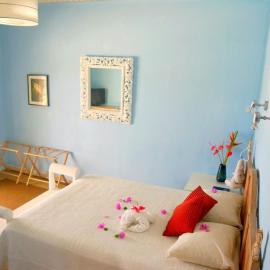 Barefoot Suites, hotell i Arnos Vale
