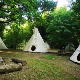 grand tipi traditionnel pour 2 à 5 personnes、Montbrunのホテル