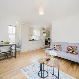 Central Woking Retreat - Two-bed flat with parking โรงแรมในHorsell