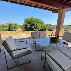 Padenghe Olive House - Ground-Floor Lake View Amid Olives, hotel in Padenghe sul Garda