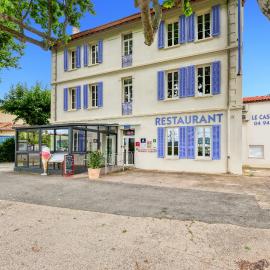 Hotel Restaurant Le Castel Fleuri, מלון בCarnoules