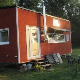 Stuga med bastu i naturen nära Stockholm, hotel sa Järna