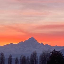 Tramonto sul Viso "Dormire ai piedi del Monviso vicino a Saluzzo", hótel í Saluzzo