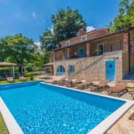 Villa Lord House, a fenced garden & pool Villa, ideal for groups