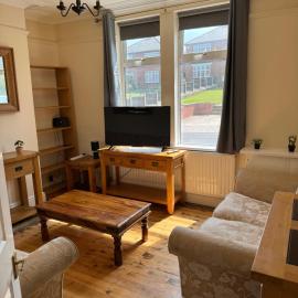 Large Traditional, Sleeps 8, 2 Baths, Train, Tram, Pubs, Market, Hucknall, hotel in Hucknall