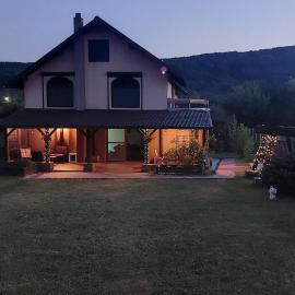 Casuta din Livada, hotelli kohteessa Drăganu-Olteni