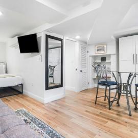 Sojourn Charming Lower Level Studio - Capitol Hill, hotel ve Washingtonu