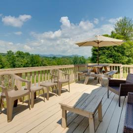 Hike + Explore: Mountain-View Escape in Candler, hotel em Candler