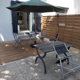 Studio avec terrasse indépendant en villa, hotel in La Garde