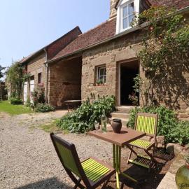 Maison historique du 15ème siècle avec jardin à La Carneille