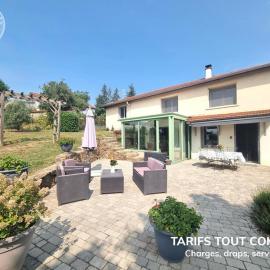 Gîte spacieux avec jardin et terrasse à Saint-Galmier - FR-1-496-300, hotel in Saint-Galmier
