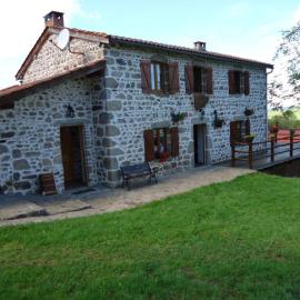 Maison rustique avec cheminée, jardin et animaux admis à Laprugne, hotel a Laprugne