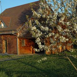 Chalet indépendant avec jardin et accès piscine près de St Pourçain, hotel a Louchy-Montfand