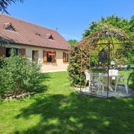 Maison de campagne familiale avec jardin, proche du Haras du Pin, calme et agréable - FR-1-497-173, hotel v destinácii Le Merlerault