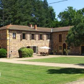 Gîte spacieux avec activités de loisirs et espace extérieur - FR-1-496-160、Parignyのホテル
