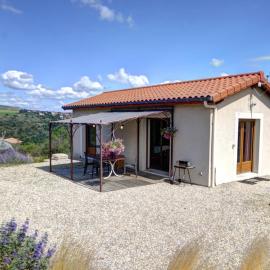 Gîte confortable à Genilac avec terrasse et jardin, idéal pour 2 personnes, hotel a Genilac