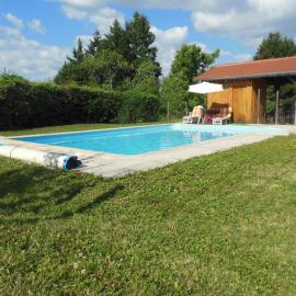 Renaison में, होटल Gîte de 132 m² avec cheminée et jardin à Renaison - FR-1-496-257