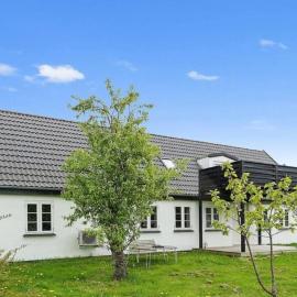 Renovated Farmhouse By The Beach On Møn, hotel u gradu 'Stege'