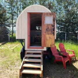 Rustic Sheep Wagon Glamping Retreat with Cowboy Ranch Views near Grand Tetons in Tetonia, Idaho, hotel Tetoniában