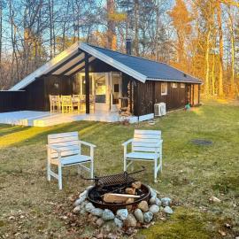 Cottage With Sauna Near Tisvilde Hegn, хотел в Karsemose