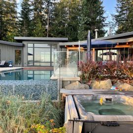 Cokely Cove Guesthouse - Oceanside Villa, Hotel in Denman Island