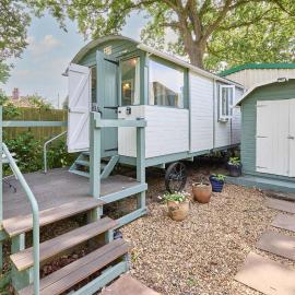Host & Stay - Shepherd's Hut, hotel di Briston
