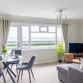 Breath Taking Sea View 2 bedroom Sleeps 6- Parking