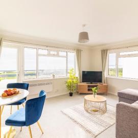 WOW! SeaView Beach Apartment Sleeps 6-Free Parking, hotel a Bournemouth