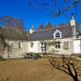 Finest Retreats - Corrennie School Cottage, hotel in Inverurie