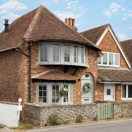 Cosy Character Cottage by the Sea, hotel in East Wittering