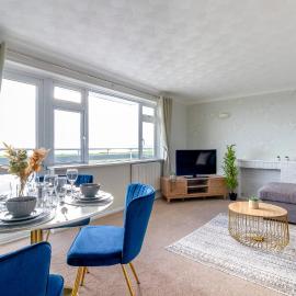 Trendy Sea View 2 bedroom Sleeps 6 - Free Parking, hotel a Bournemouth
