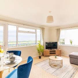 Panoramic Sea View 2 bedroom Sleeps 6-Free Parking, hotel a Bournemouth