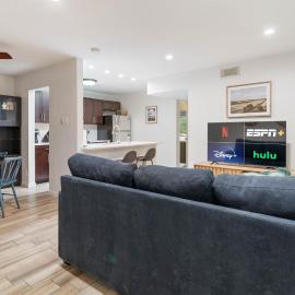 1BR 1BA Pet Friendly Condo w Pool, Gym, Walk to SoCo and Lake by Austin Vacay, hotel en Austin