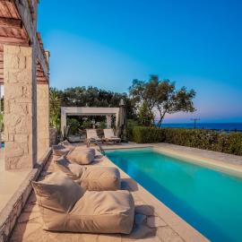 Skinária에 위치한 호텔 Villa Noesis with Private Pool, Sea Views & Beach 100m Away