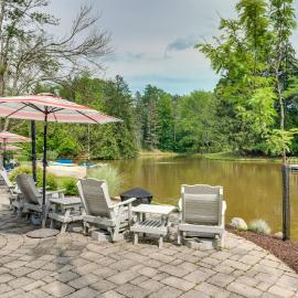 Fish & Hike: Lakeside Poconos Retreat, Unit 3, hotel a Bangor