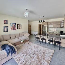 Astra Faqra 3BR w Pool and Balcony, hôtel à Afqā