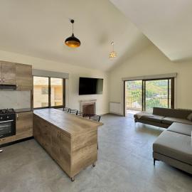 Alpina Faqra 3-BR w Pool and Balcony, hotel in Afqā