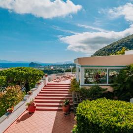 Hotel Villa Ireos，卡薩米喬拉泰爾梅的飯店