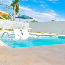 Coral House - Luxury 3BR Villa - Private Pool - 30 min from MBJ Airport!, hotel a Falmouth
