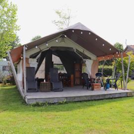 Safari tent in the middle of the Fryske Walden, hotelli kohteessa Twijzel