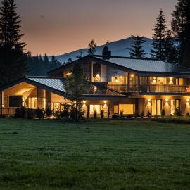 Luxury Chalet Tre Cime mit Privat Spa & Pool, hotell i Sexten
