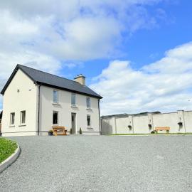 Killarney Old School Road sleeps 6