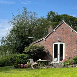 Beautiful Self Contained Garden Room