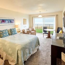 Ground Floor Beachfront Condo Suite - Sleeps 4 - Sauna and Pool