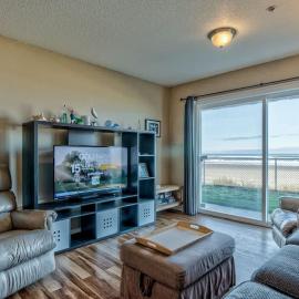 Modern Ground Floor Beachfront Condo Suite - Sleeps 4 - Pool and Sauna, hotel in Lincoln City